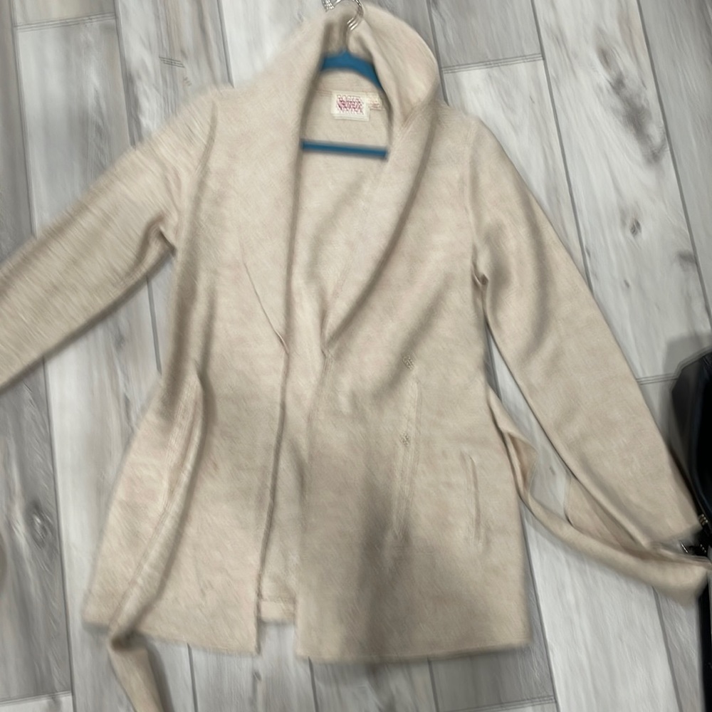 Anthropology wrap sweater in 100% wool. In fear and beige.